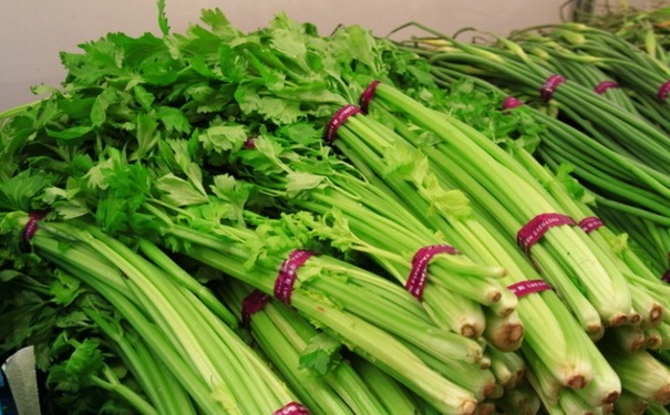 芹菜的養(yǎng)生作用有哪些？吃芹菜對健康的好處有哪些？(1)