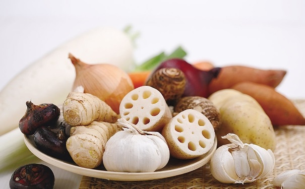 秋季喉嚨痛吃什么好？這些食物緩解喉嚨痛效果好！(1)