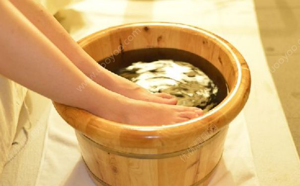 楊冪自爆愛泡腳養(yǎng)生 泡腳有哪些好處？(4)
