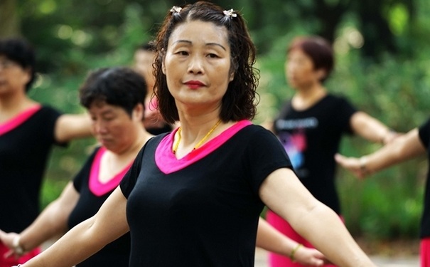 膝蓋疼能跳廣場舞嗎？膝蓋疼怎么按摩？(1)