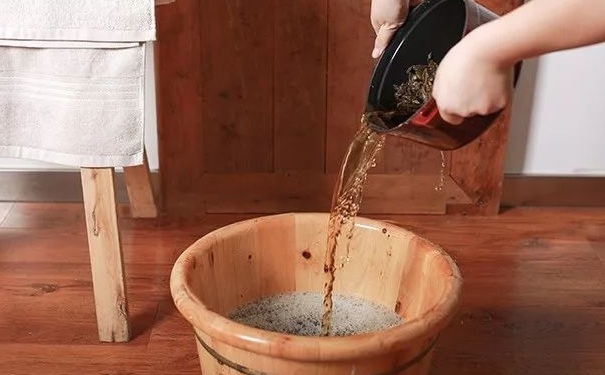 冬天泡腳的好處有哪些？三天逼出體內(nèi)濕氣？(1)