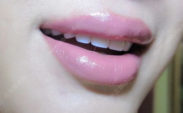 冬季嘴唇干燥起皮怎么護(hù)理好？冬季該這么護(hù)理嘴唇！(1)