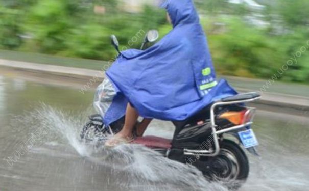 為什么下雨天容易摔跤？下雨天電動車打滑怎么回事？(3)