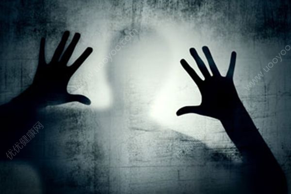 女學(xué)生航班上遭外籍男子騷擾 女生遇到危險怎么辦？(1)