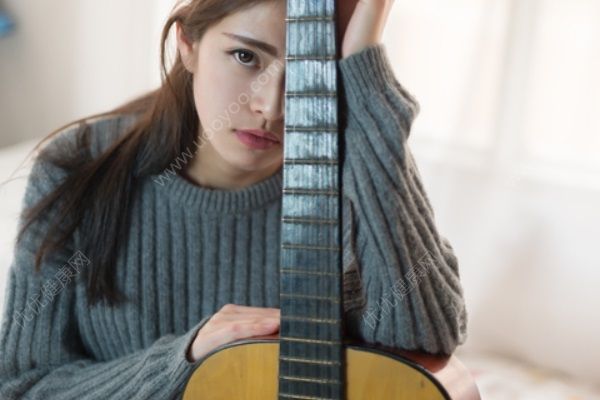 女孩學(xué)吉他好嗎？女孩學(xué)吉他怎么樣？(1)
