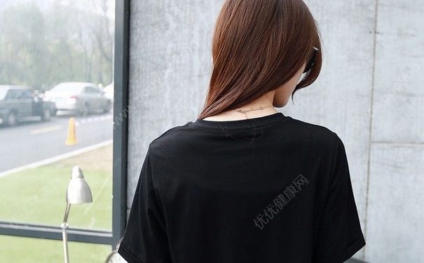 肩膀?qū)挼呐m合穿什么？女生穿衣搭配技巧(4)