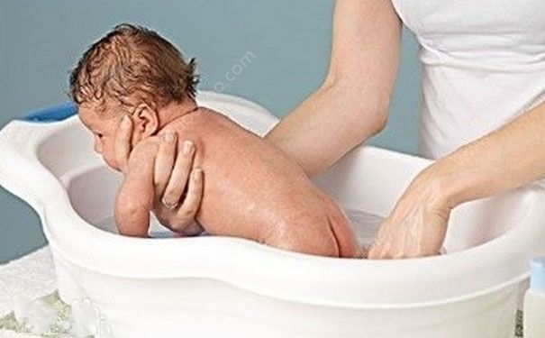 嬰兒洗澡的最佳時(shí)間是什么時(shí)候？嬰兒洗澡的時(shí)間(2)