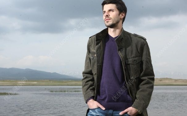 肩膀?qū)挼哪猩m合穿什么？肩膀?qū)挼哪猩┦裁春每矗?3)