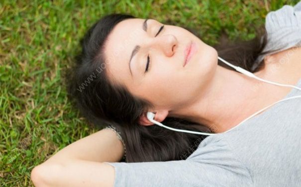聽歌有助于睡眠嗎？睡覺聽歌有傷害嗎？(4)