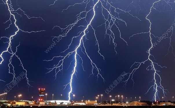 雷雨天氣飛機能起飛嗎？飛機遇到雷電怎么辦？(2)