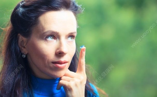 洗澡時(shí)可以戴隱形眼鏡嗎？什么時(shí)候不能戴隱形眼鏡？(1)