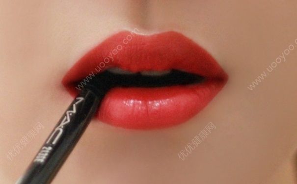 嘴唇上有黑斑是什么原因？嘴唇上有黑斑怎么去除？(3)