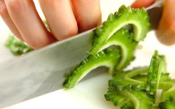 日常生活怎樣養(yǎng)生才能健康生活？挑選苦瓜有哪些方法？(1)