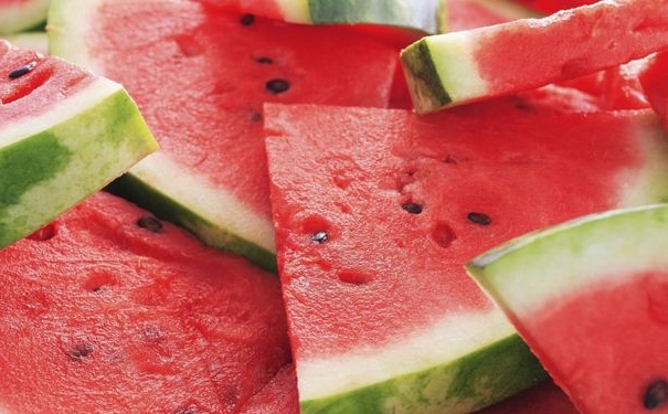 夏季吃西瓜要注意什么？切開的西瓜能在冰箱里放多久？(1)