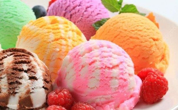 男子半夜偷冷飲，被抓時(shí)身上還藏著22支雪糕，雪糕吃多了會(huì)怎樣？(2)