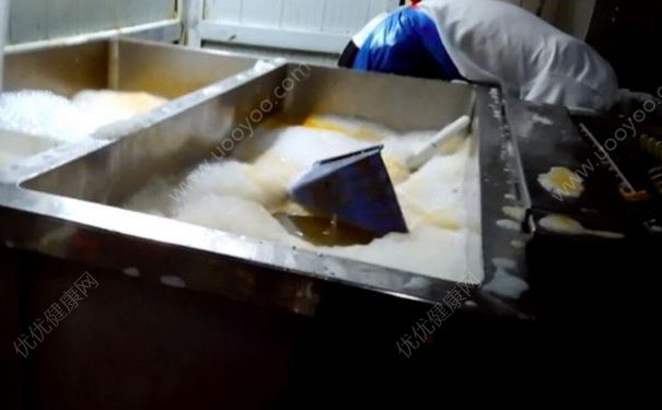 海底撈廚房：老鼠爬進(jìn)食品柜，火鍋漏勺掏下水道(3)