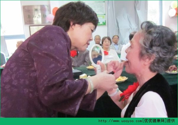老人愛(ài)打扮自己好不好？老人愛(ài)打扮的好處有哪些？(2)