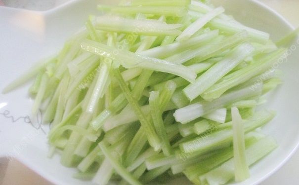 芹菜對(duì)感冒有好處嗎？感冒吃芹菜好不好？(1)