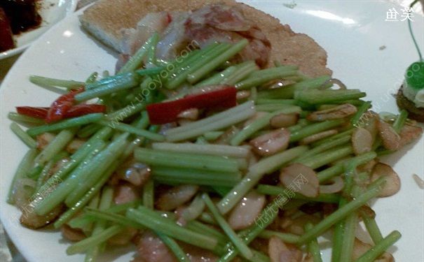 芹菜對(duì)感冒有好處嗎？感冒吃芹菜好不好？(4)
