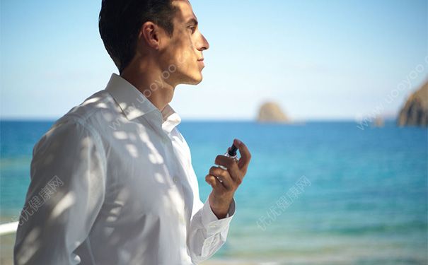 香水噴到嘴巴里怎么辦？香水吃到肚子里怎么辦？(1)