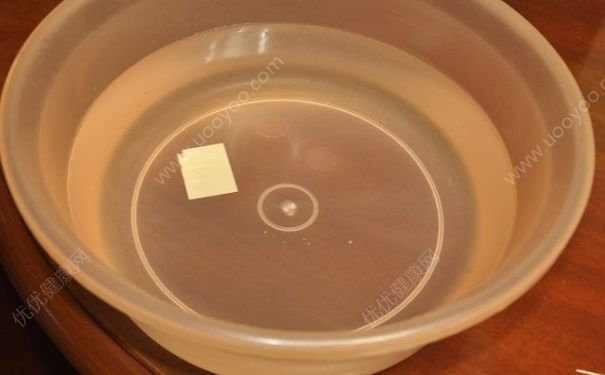 空調(diào)房空氣干燥怎么辦？空調(diào)房里放盆水有用嗎？(2)