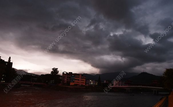 打雷可以撐傘嗎？打雷下雨能不能打傘？(4)