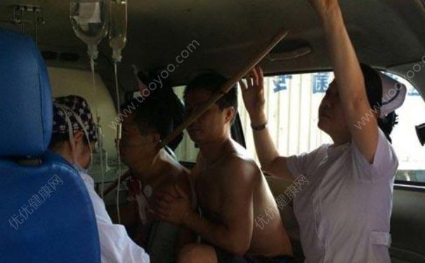 男子被竹竿穿頸 脖子被捅穿了還能活嗎？(1)