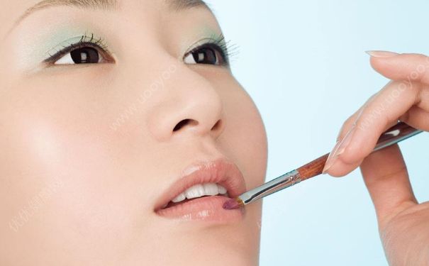 夏季怎么保養(yǎng)自己的唇部？如何保持唇部滋潤？(1)