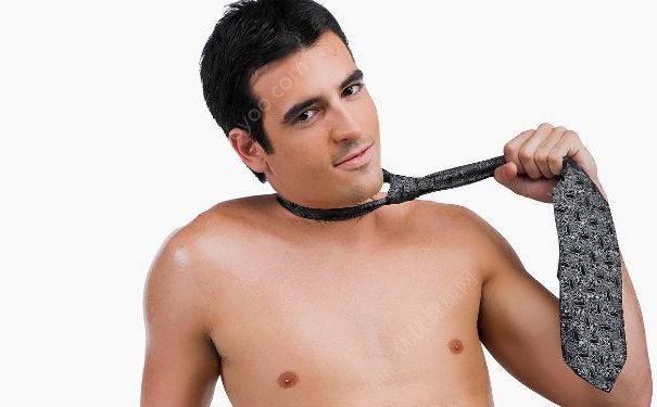 男子發(fā)現(xiàn)右乳房有腫塊且隱隱作痛，一查是乳腺癌(2)