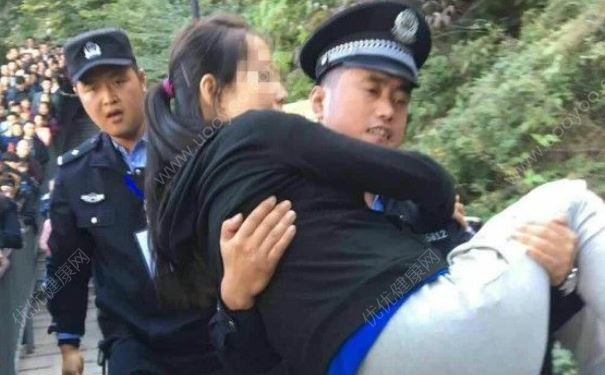孕婦爬華山身體不適，民警接力抱下山就醫(yī)，孕婦不適合什么運(yùn)動(dòng)？(2)