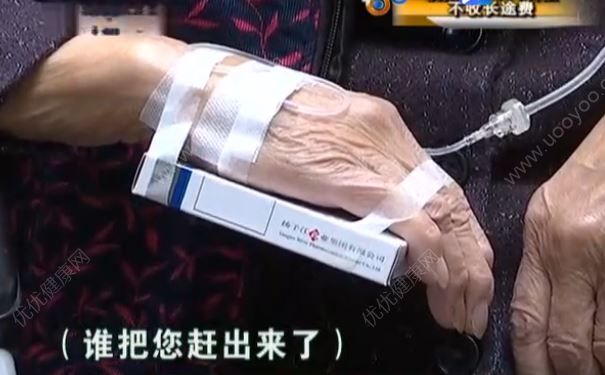 九旬老太發(fā)高燒被趕出家門，老人發(fā)燒該怎么護(hù)理？(3)