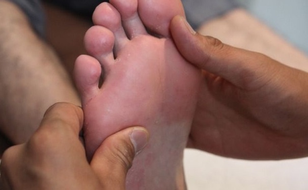 腳心有哪些穴位？拍打腳心有哪些好處？(1)