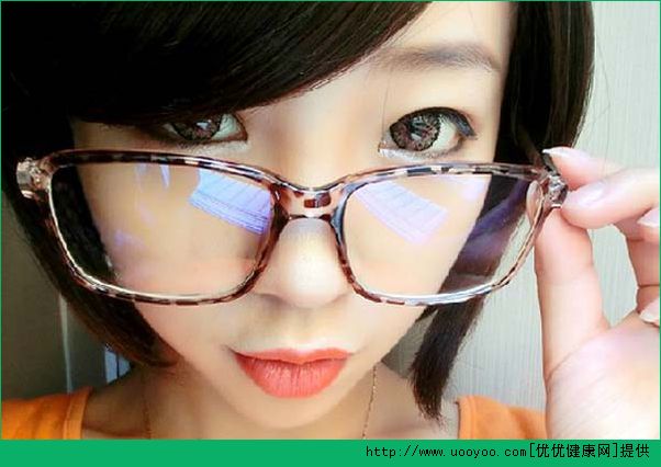 戴隱形眼鏡好還是框架眼鏡好？隱形眼鏡和框架眼鏡的優(yōu)劣(2)
