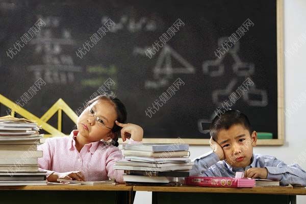 青少年頭發(fā)掉的厲害怎么辦？青少年掉頭發(fā)是什么原因？(2)