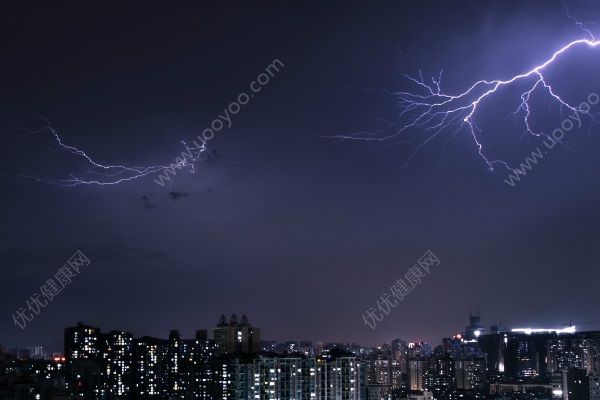 被雷劈中會(huì)死嗎？被雷擊中怎么辦？(2)