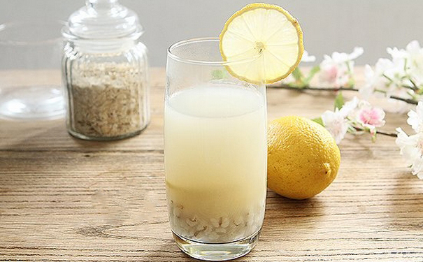 檸檬怎么泡水喝效果好？用檸檬泡水喝要注意什么？(1)