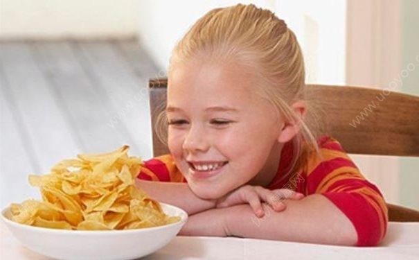 安檢員阻止小孩吃零食被女子掌摑，小孩吃零食的危害有哪些？(3)