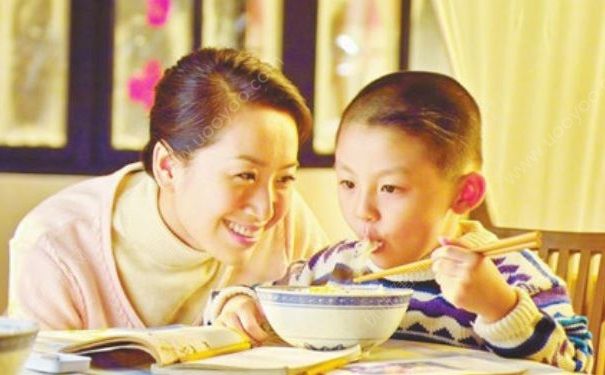 安檢員阻止小孩吃零食被女子掌摑，小孩吃零食的危害有哪些？(4)