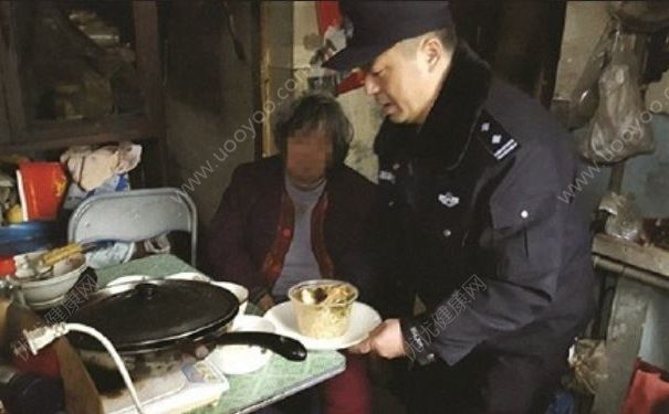老人餓了兩天陽臺呼救，很餓后該怎么處理？(1)