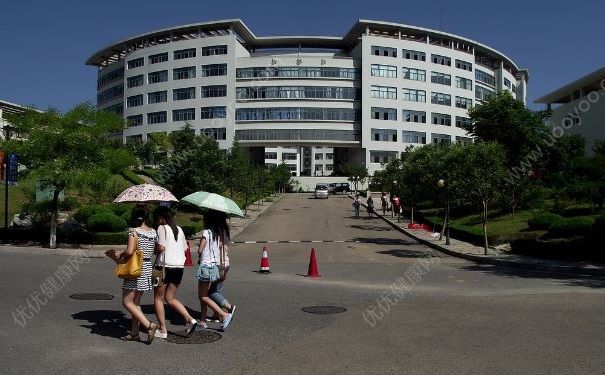 山西臨汾15名艾滋學(xué)生考上大學(xué)，怎么和艾滋病人相處？(2)