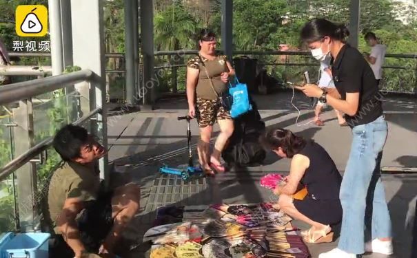 腦癱小哥放棄乞討擺攤賣扇子：想找個(gè)女朋友，腦癱該怎么調(diào)理？(2)