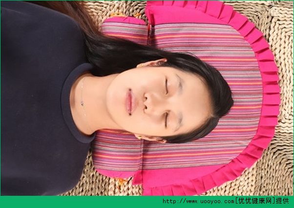 怎么睡覺頭發(fā)不會變形不會翹？怎么睡覺不會壓壞頭發(fā)？(3)