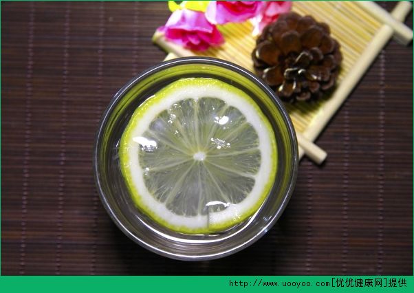 不銹鋼保溫杯可以泡檸檬嗎？泡檸檬水用什么杯子好(1)
