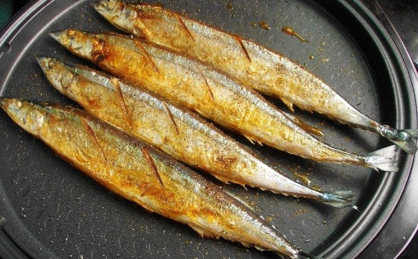 秋刀魚去內(nèi)臟有什么方法？秋刀魚去腥有什么技巧？(1)