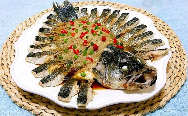紅蒸鱸魚怎么做好吃？紅蒸鱸魚的做法(1)