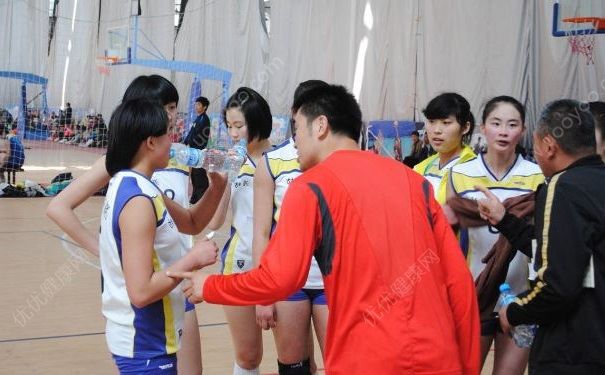 15歲中學(xué)生早戀受阻將親媽踹倒，孩子早戀該怎么引導(dǎo)？(2)