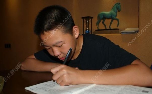 少年開學(xué)前燒掉作業(yè)離家，孩子不喜歡讀書怎么教育？(2)