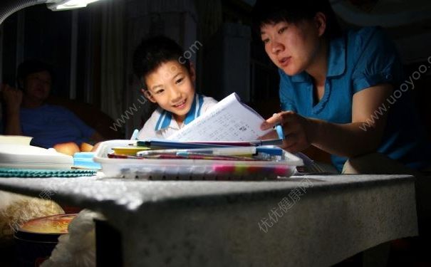 少年開學(xué)前燒掉作業(yè)離家，孩子不喜歡讀書怎么教育？(4)