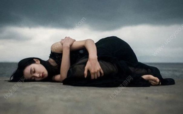 妹子求復(fù)合被拒，深夜到前男友家門前燒紙，想復(fù)合怎么辦？(1)