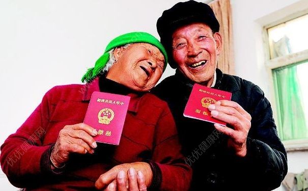 老人網(wǎng)戀六年被騙60萬，從未見過女友，老人戀愛要注意什么？(2)